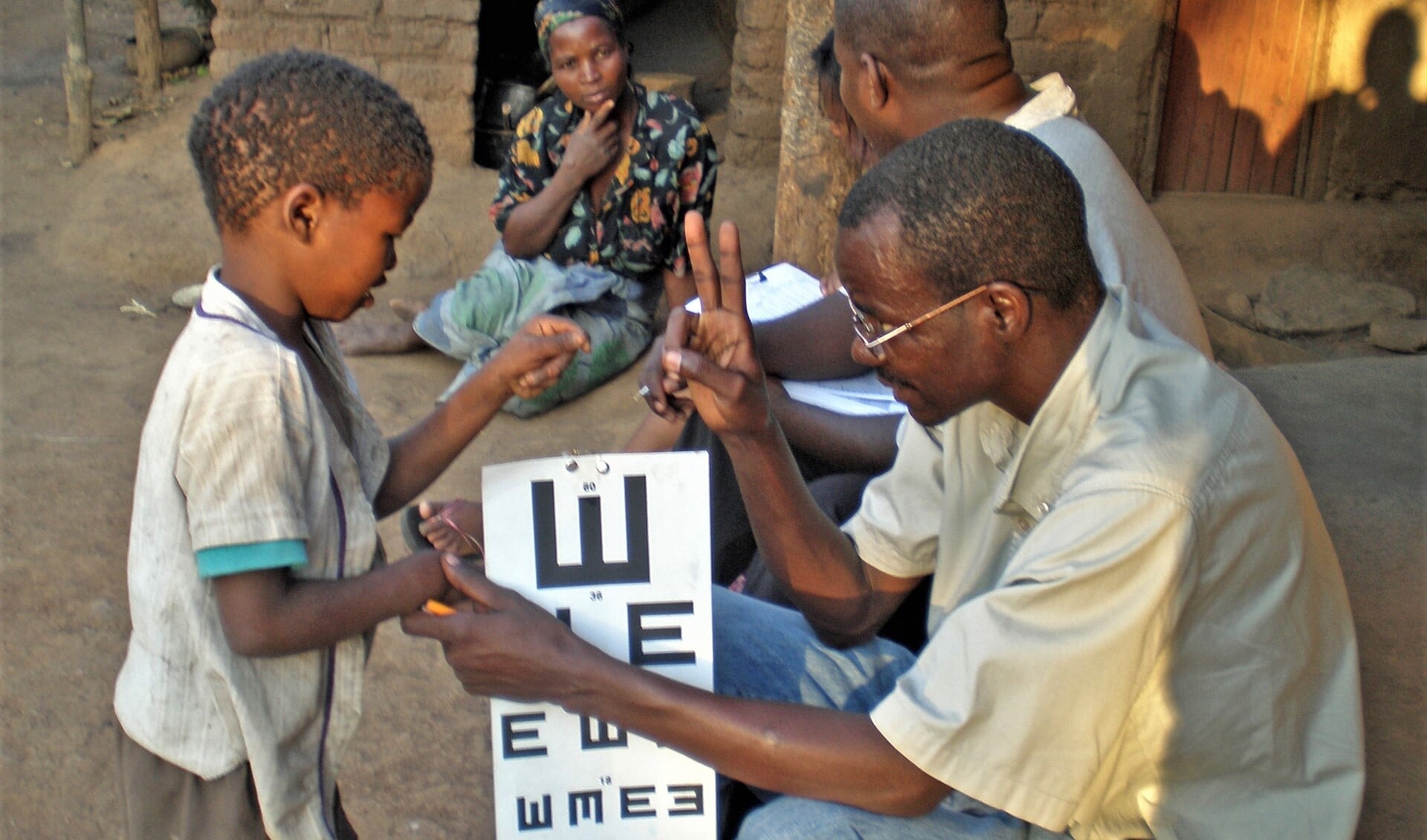 In derdewereldlanden worden oogtesten uitgevoerd om eventuele oogaandoeningen te kunnen vaststellen (foto: pr Lions).