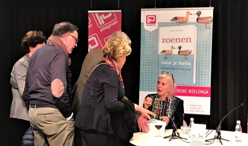 De signeersessie tijdens de boekpresentatie op 14 november bij boekhandel Paagman (foto: pr).