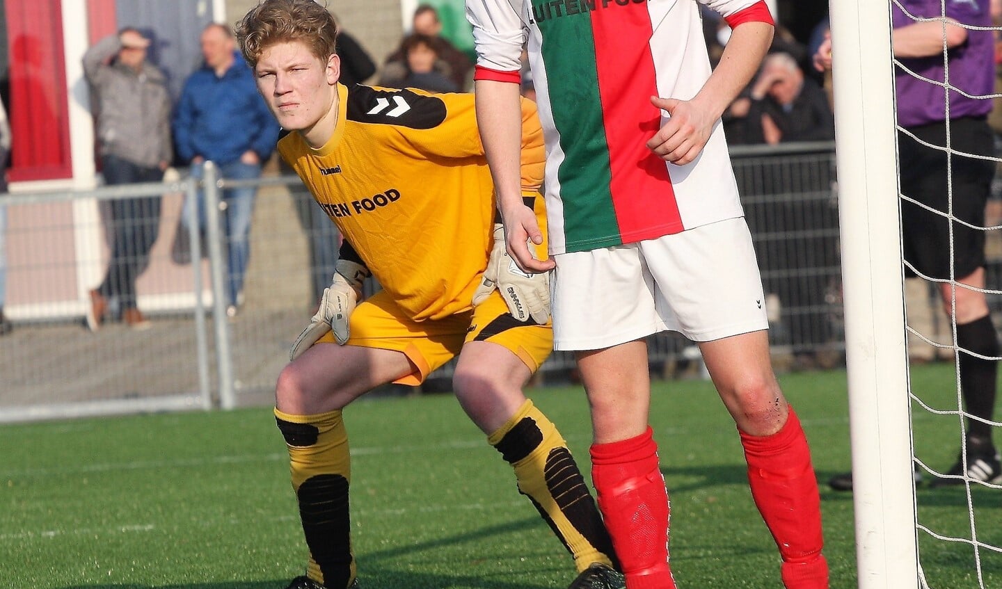 Jesper van Leeuwen (Stompwijk’92) stopte een strafschop tegen de koploper, maar ook hier mocht dat niet baten (archieffoto: AW).