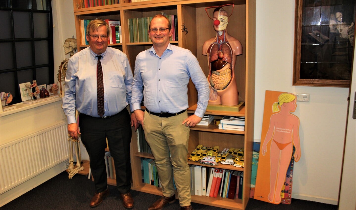 Huisarts Peter Soeter (l.) met zijn opvolger, zoon Roelof Soeter, in de praktijk aan de Raadhuisstraat in Voorburg (tekst/foto: Dick Janssen).