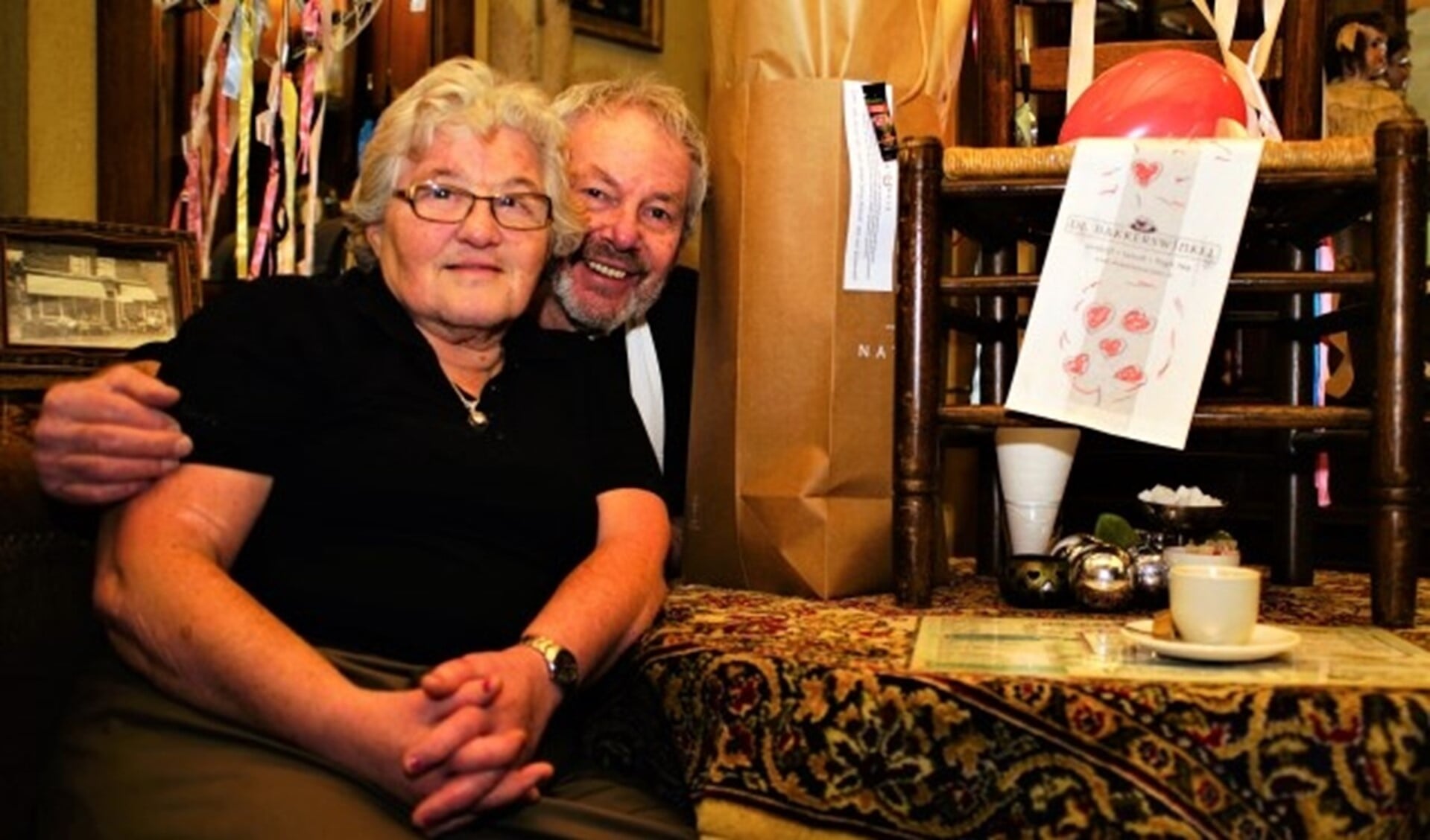 Yvonne Pothoff met Piet Hekker in de Bakkerswinkel waar ze zoveel jaren gewerkt heeft. Foto: Robbert Roos