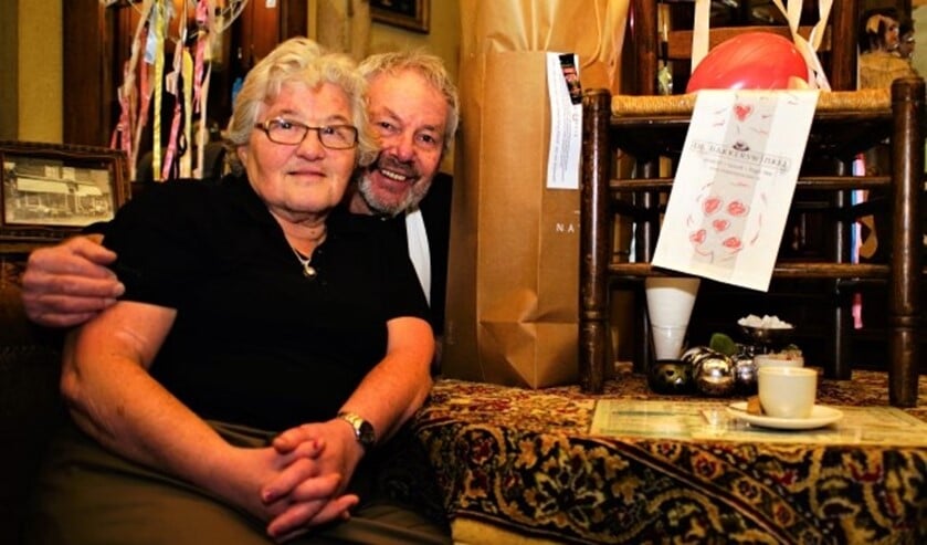 Yvonne Pothoff met Piet Hekker in de Bakkerswinkel waar ze zoveel jaren gewerkt heeft. Foto: Robbert Roos