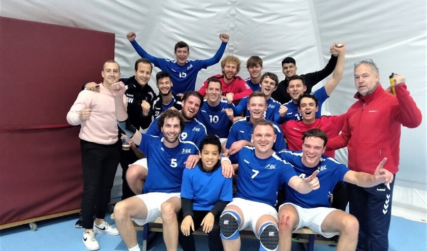 EHC-speler Robert uit de D3 (vooraan, tweede van links) was zaterdagavond Kanjer van de Week en zag ‘zijn ploeg’ de winst naar zich toe trekken (tekst: Anita de Jager; foto: Nicole Scheffers).