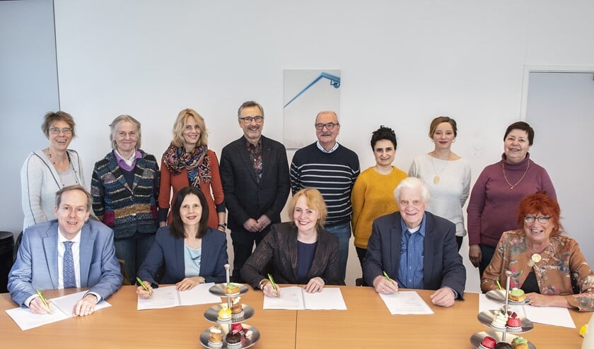 De ondertekenaars v.l.n.r.: wethouder Jan-Willem Rouwendal (gemeente LV), Daphne Braal (Vidomes), Marianne Straks (WoonInvest), Paul Derks (Huurdersvereniging Respectus), Sylvie Seubert (Huurdersraad Vidomes) (Foto: Michel Groen)