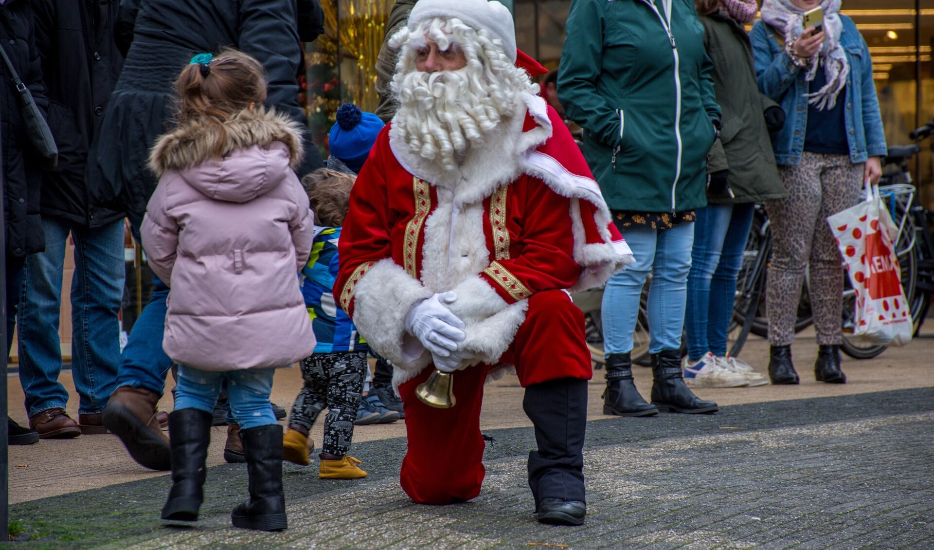 Op de Christmas Wrecking Ball in Leidsenhage (Westfield Mall of the Netherlands) om een prijs te bemachtigen (foto: Ap de Heus).