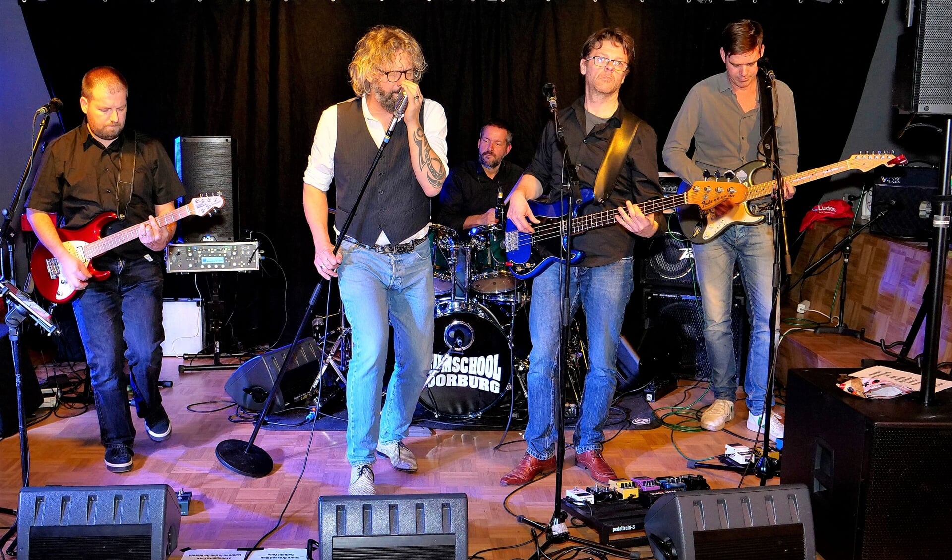 Tijdens het Pop-Café speelden drie bands, waaronder The Androgynz’ met stevige rockmuziek (foto: Ot Douwes).