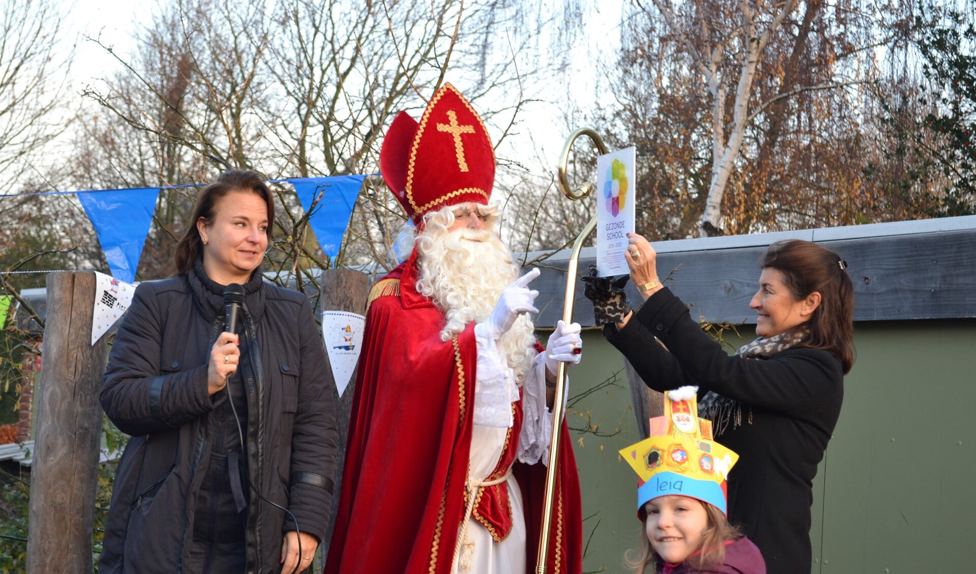 Trots laat directeur Mariella Ditmar het vignet zien aan Sinterklaas (Foto: Inge Koot).