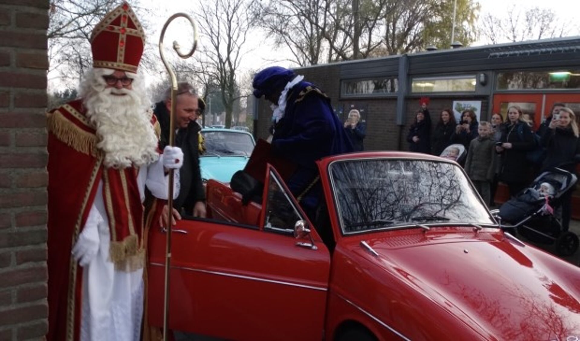 Sinterklaas kwam in een oude Daf op bezoek bij De Wiekslag. (Foto: AvdH)