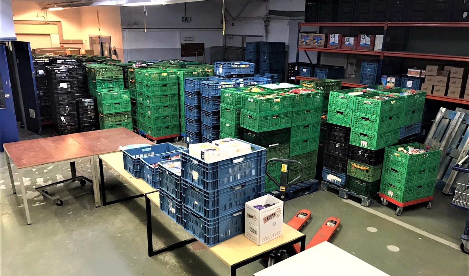 Kisten vol met ingezamelde goederen en producten in de opslagruimte van de Voedselbank van Stichting Buren (foto: pr). 