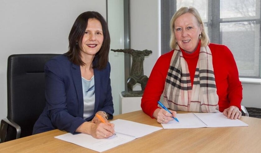 Daphne Braal van woningcorporatie Vidomes en wethouder Astrid van Eekelen.