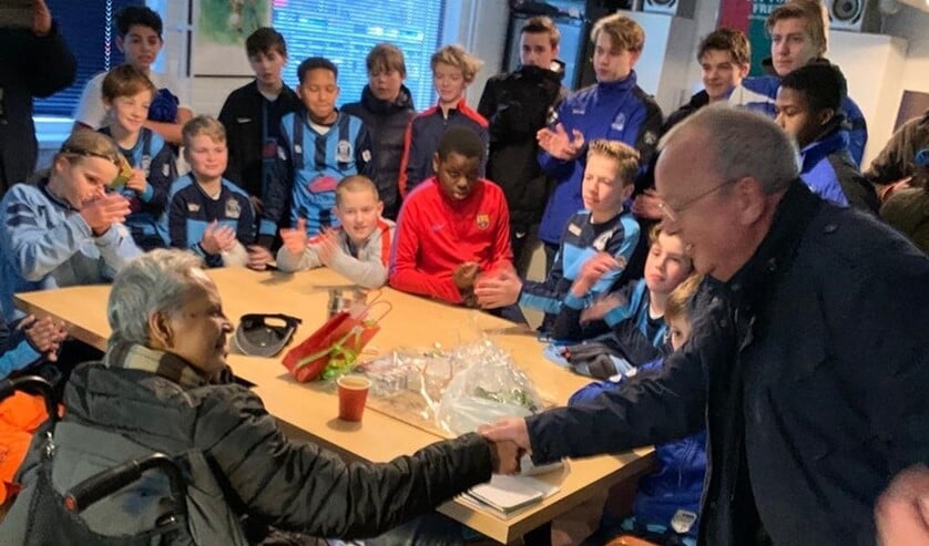 Wolter Wullur wordt in de bestuurskamer toegesproken (foto: pr).