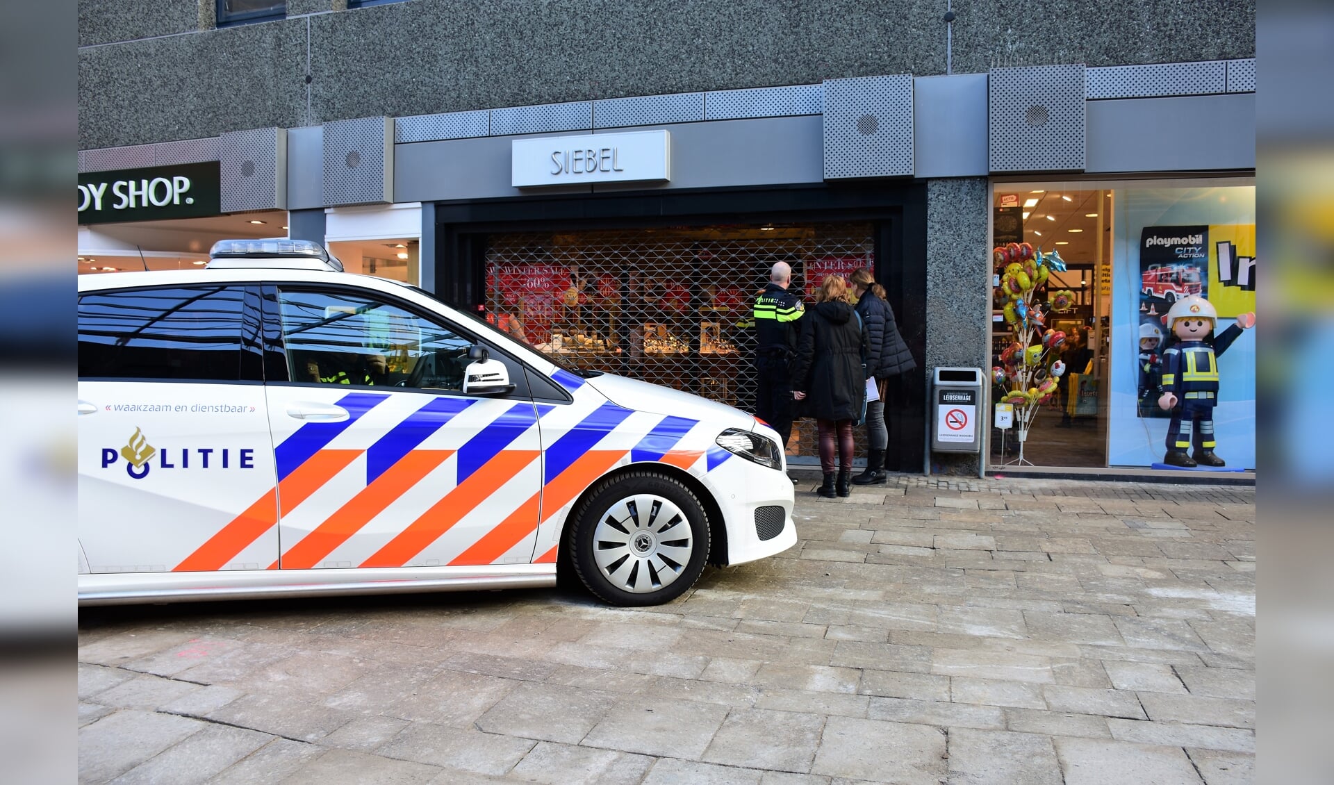 De politie verricht onderzoek bij de overvallen juwelier in winkelcentrum Leidsenhage (foto: Sebastiaan Barel).