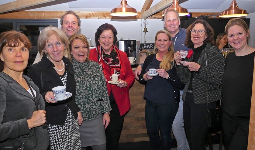 Overdracht van het koffiezetapparaat door de Lions Voorburg Prinses Marianne in De Boot (foto pr).