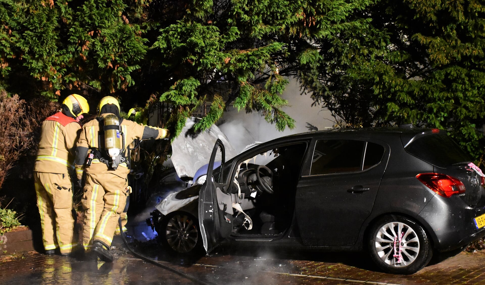 De brandweer kon niet voorkomen dat het motorcompartiment van de auto bijna geheel uitbrandde (foto: Sebastiaan Barel).