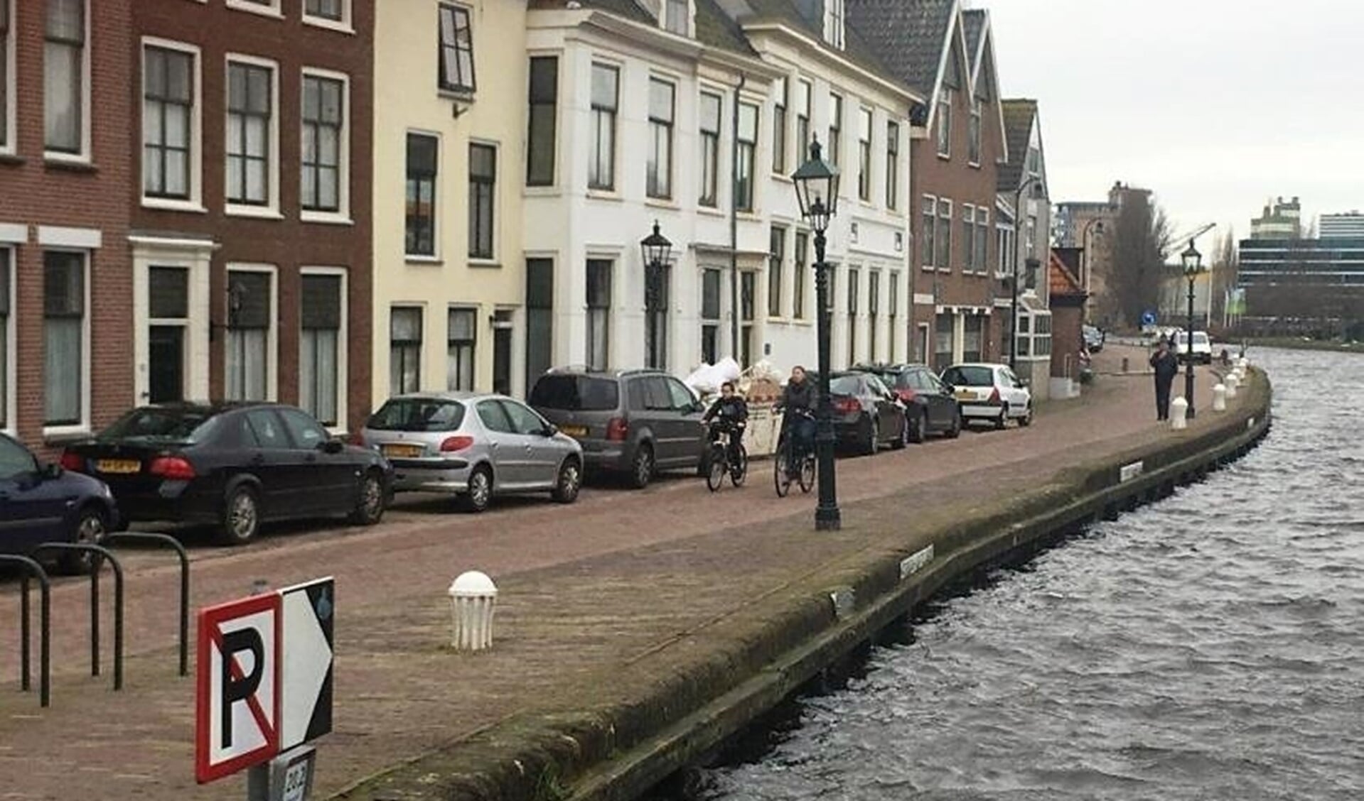 Parkeren langs de oever wordt onmogelijk gemaakt op de Delftsekade (foto: gemeente LDVB).