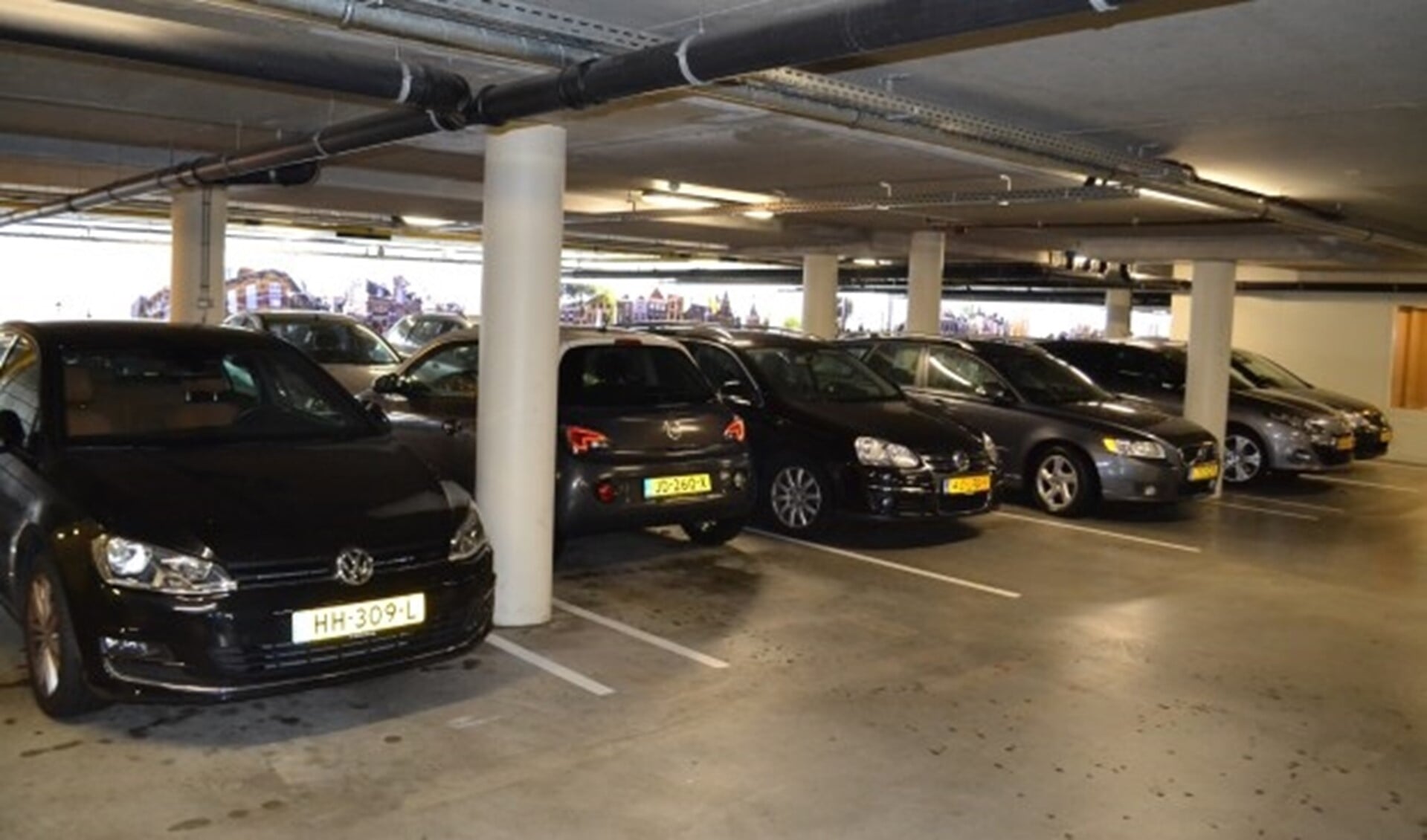 In de parkeergarage Damplein wordt zo snel mogelijk een blauwe zone ingesteld (archieffoto).