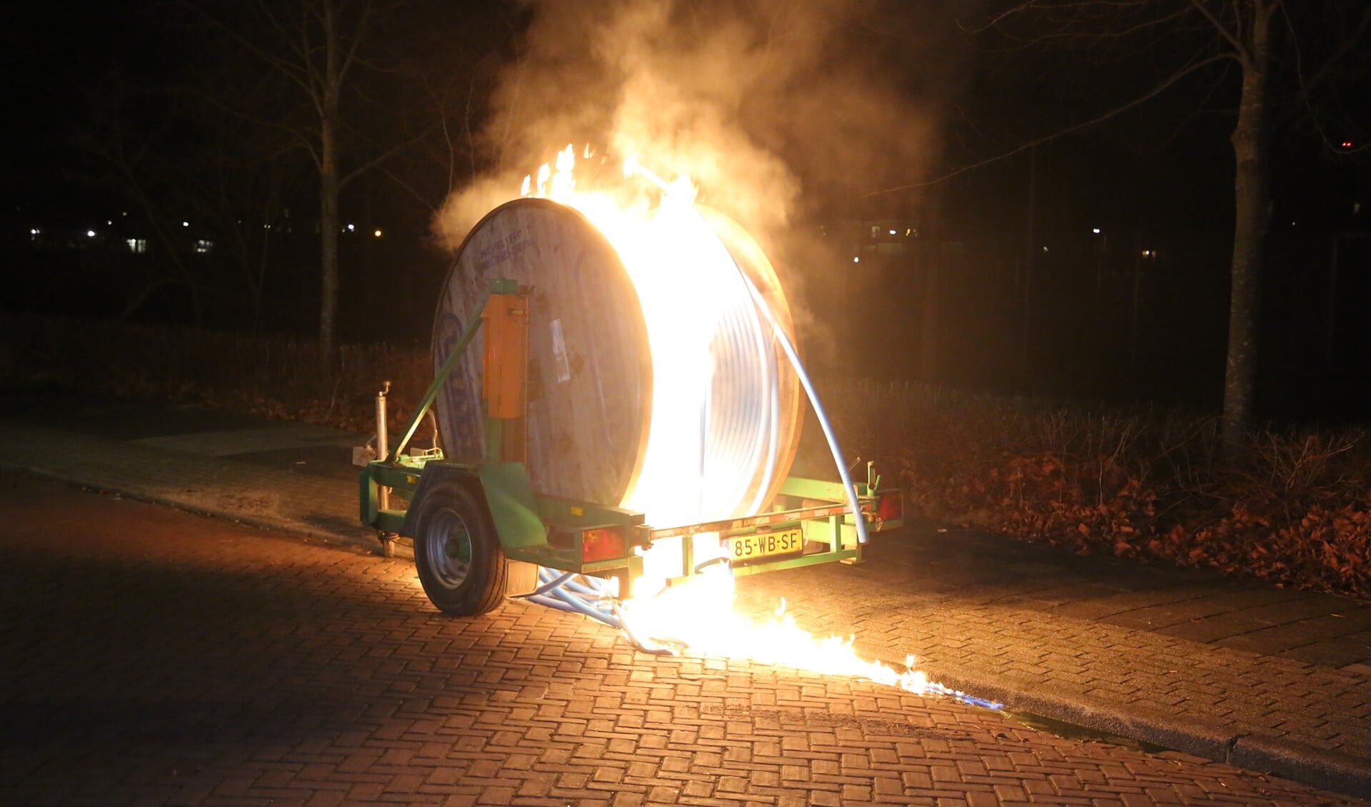 Op de Prins Bernhardlaan stond afgelopen nacht een haspelwagen in de brand (Foto: Regio 15)