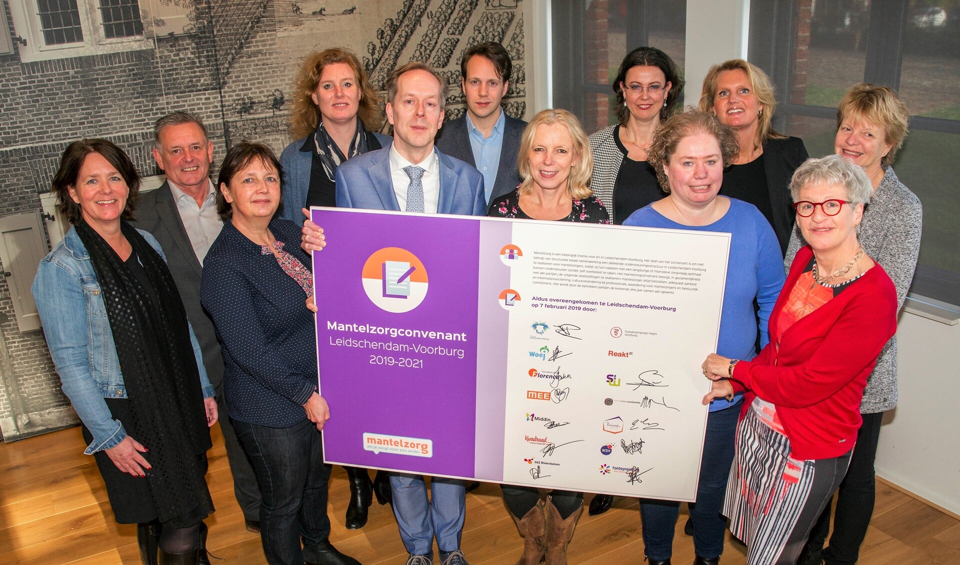 Het Mantelzorgconvenant werd ondertekend door wethouder Rouwendag van de gemeente Leidschendam-Voorburg en 13 partners (foto: gemeente LDVB).