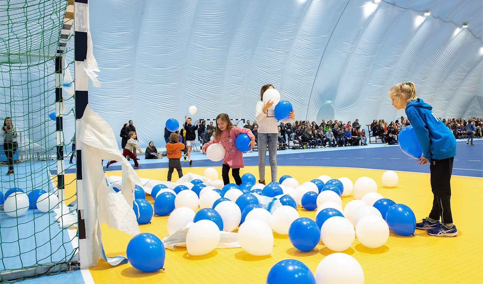 Jeugdleden vanEHC bevrijdden wat ballonnen uit een doel, waarmee de nieuwe ballonhal was geopend (foto: Michel Groen).