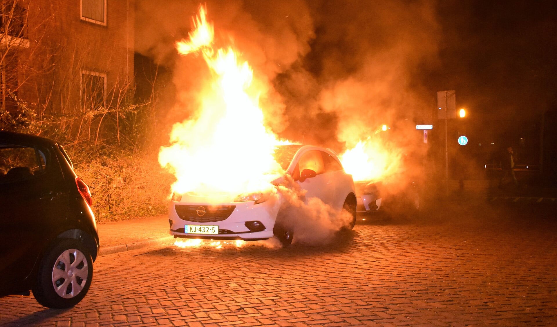 Twee auto's aan de Savallelaan gingen in vlammen op, afgelopen nacht (foto: Sebasitaan Barel).