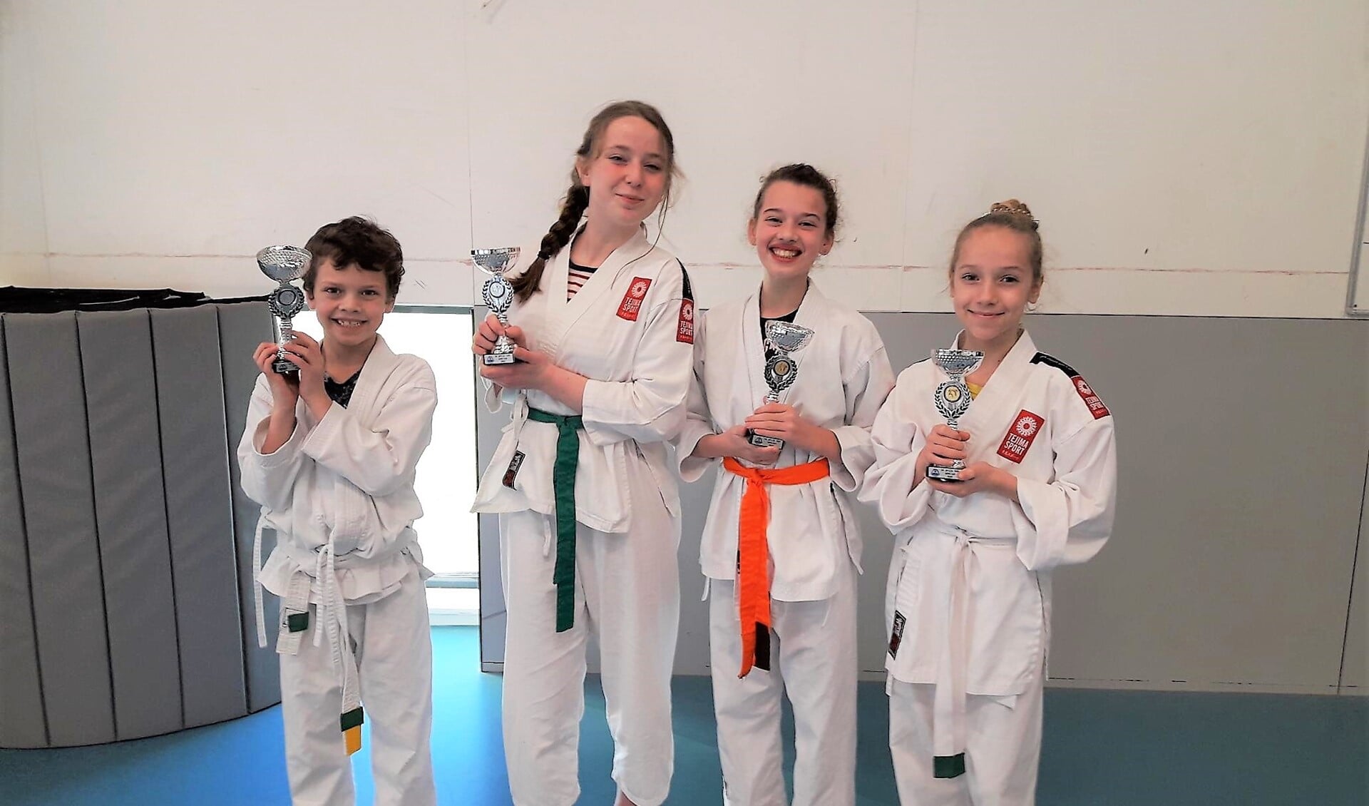 De karateka Thorben, Tess, Dagmar en Sophie van Tejima Sport die in de prijzen vielen (foto: pr).