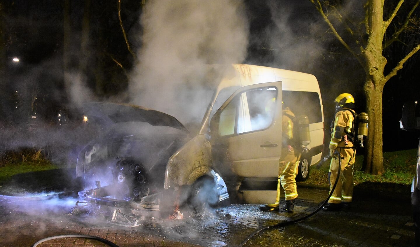 Voor de tweede achtereenvolgende avond ging er een busje in vlammen op gegaan aan de Prins Johan Willem Frisolaan (foto: Sebastiaan Barel).