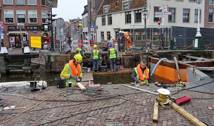 Er wordt met man en macht gewerkt om de sluis en de sluisbruggen op tijd klaar te krijgen (foto: Ap de Heus).