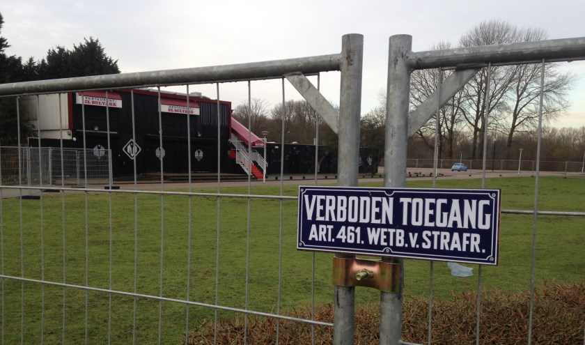 Zelfs overdag geeft deze afgelegen hoek in het Van Tuyllpark een troosteloze indruk (zie ook de overige foto's). Foto's: Peter Zoetmulder / Postiljon