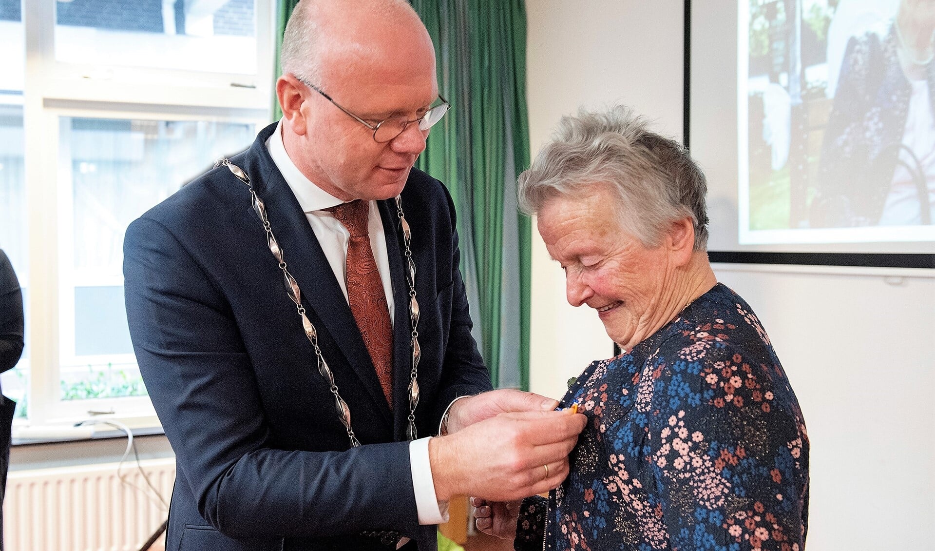 Burgemeester Klaas Tigelaar speldde Mw. Went-Rurup de versierselen op, behorende bij haar benoeming tot Lid in de Orde van Oranje-Nassau (foto: Michel Groen).