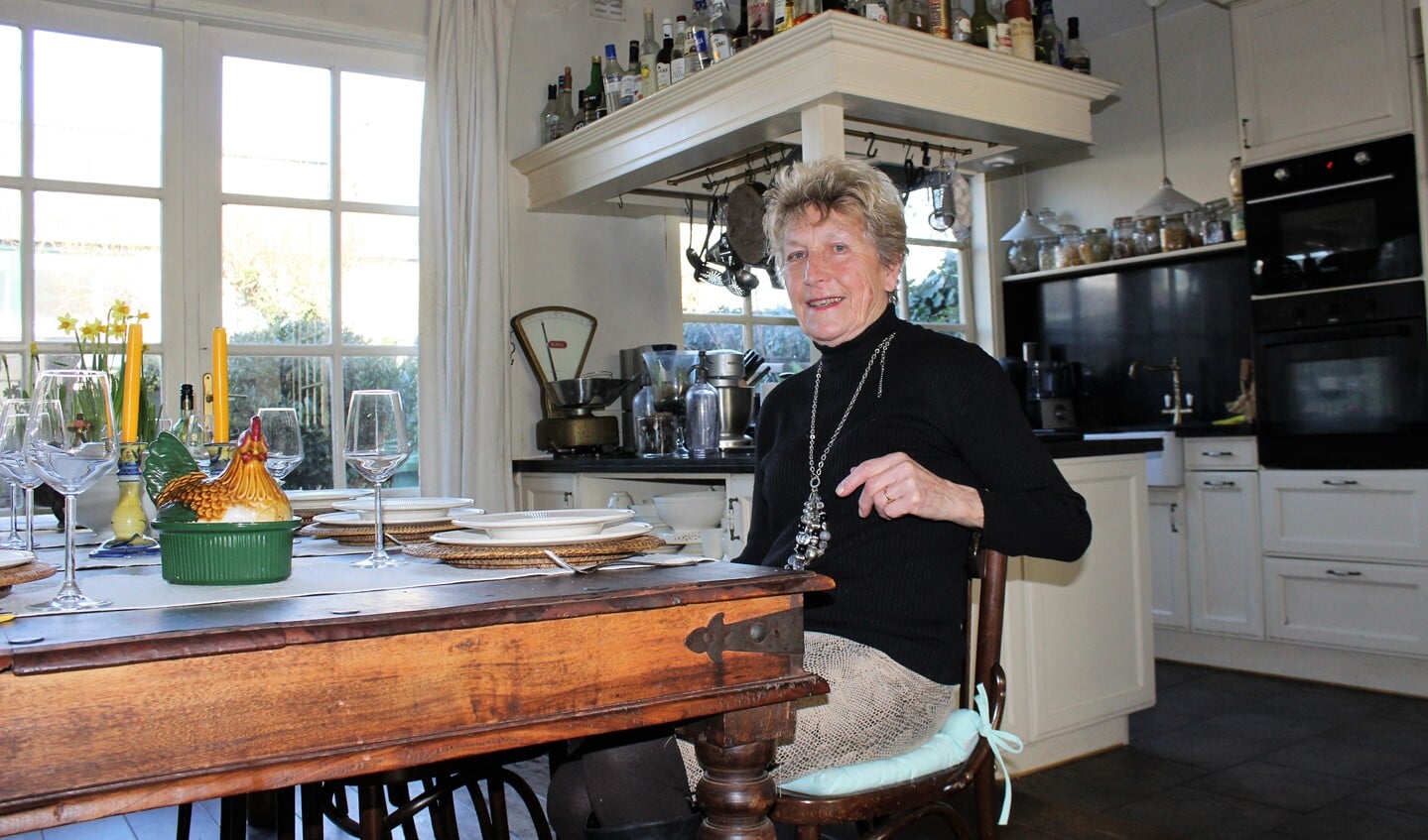 Maria Wildenberg aan tafel met op de achtergrond haar oud-Hollandse keukentje (foto: DJ).