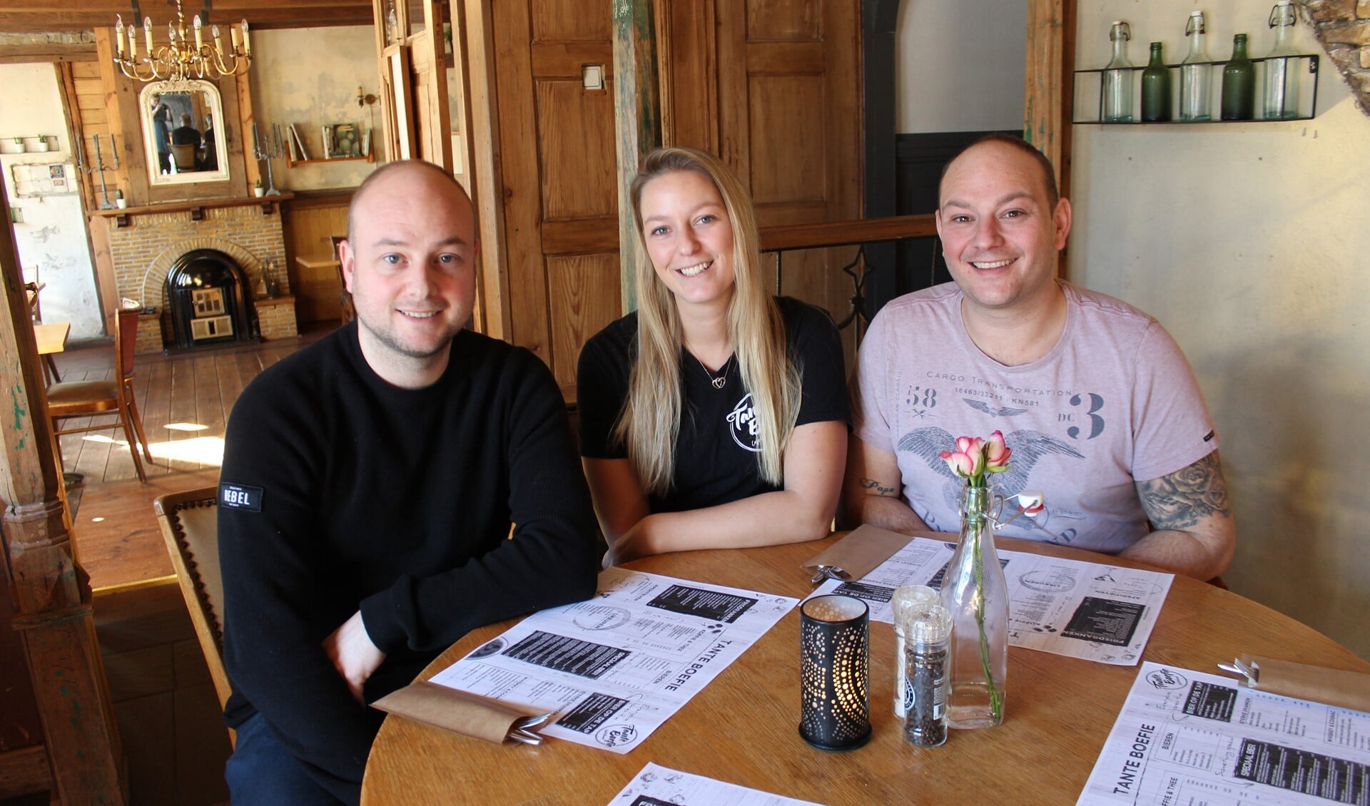 Marvin, Mandy en Joey Bal in Café Restaurant Tante Boefie.