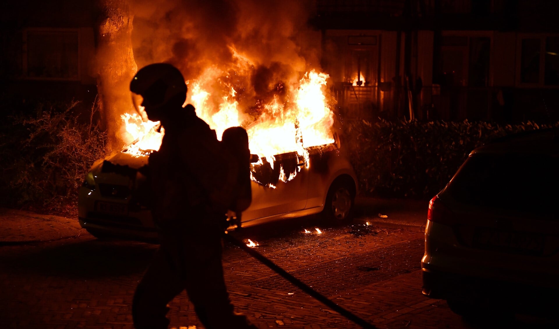 En weer gaat een auto in vlammen op (archieffoto: Bob van Keulen).