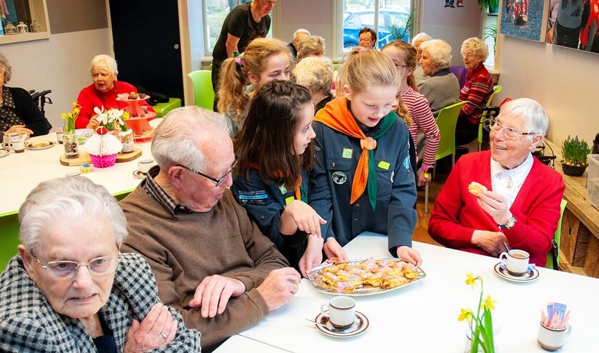 De scouts van Satoko Kitahara schotelen de oudere gasten lekkere hapjes voor (foto: Michel Groen).