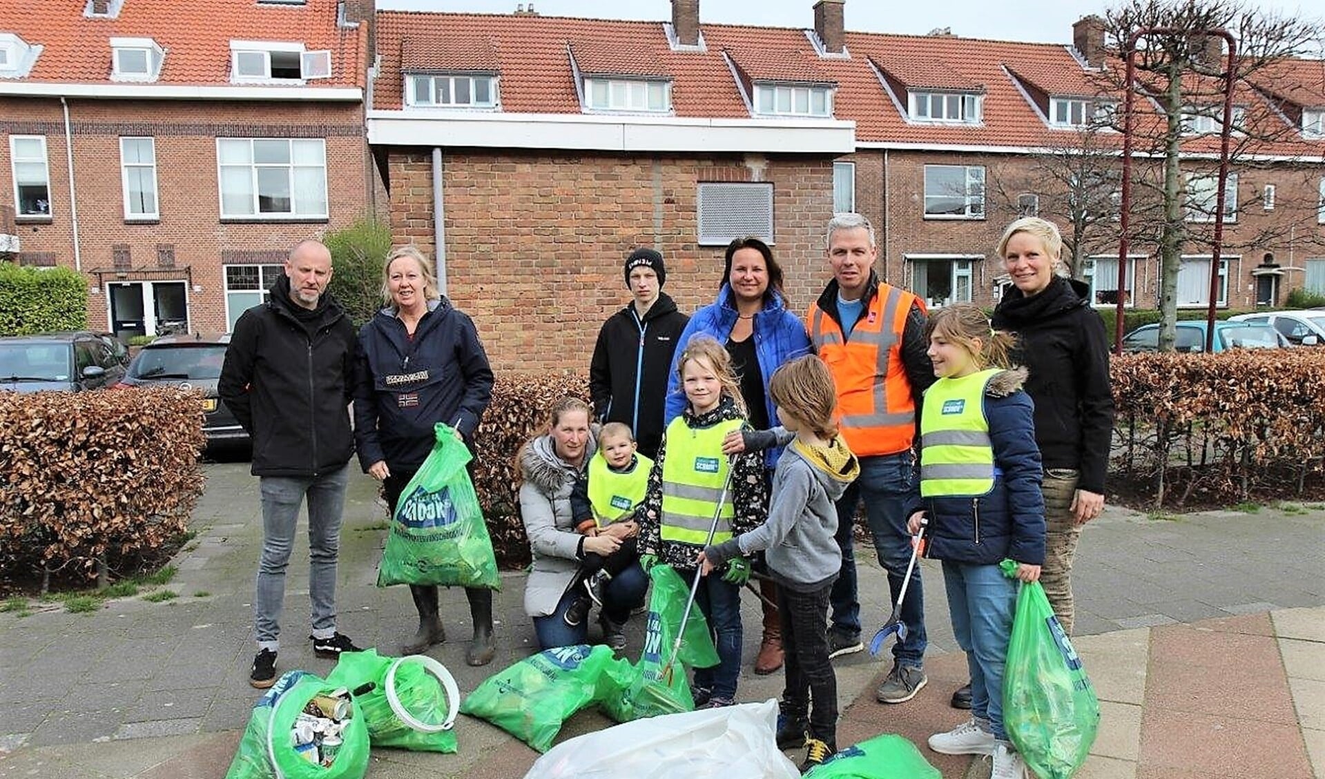 Het gemeentebestuur liet zich op het Van Faukenbergeplein zien, in de personen van de wethouders Astrid van Eekelen van duurzaamheid en Nadine Stemerdink van openbare ruimte (foto: Ap de Heus).