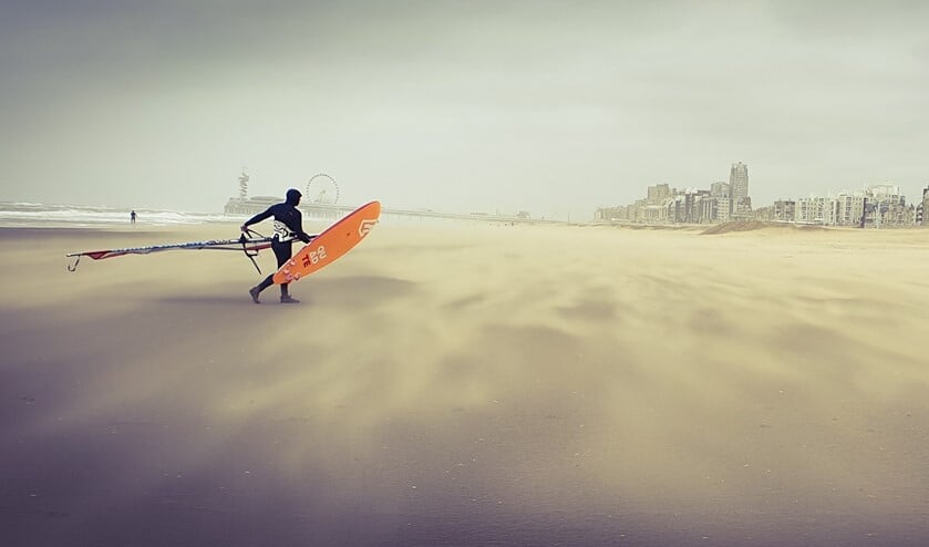 Epic scene sandstorm and surfers @Scheveningen