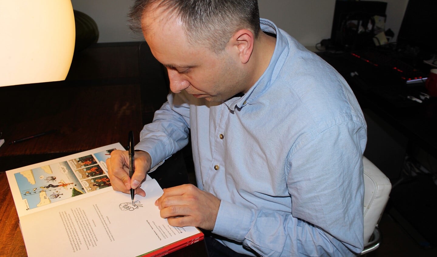 Dennis Spaans signeert zijn eerste eigen stripalbum (foto: DJ).