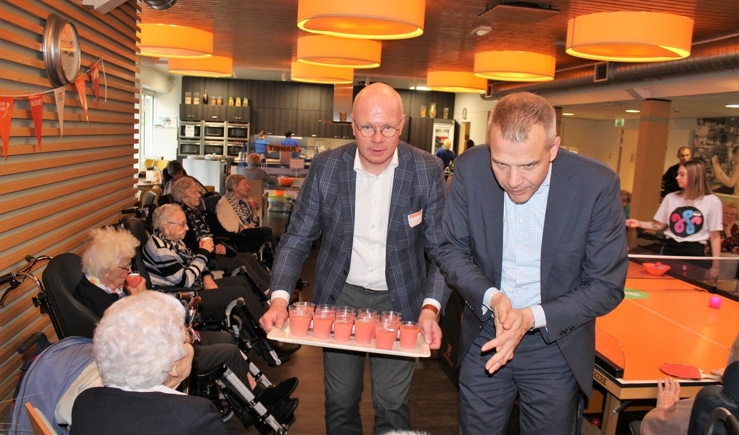 Burgemeester Klaas Tigelaar gaat bij WZH Het Anker rond met een lekker drankje (foto: DJ).