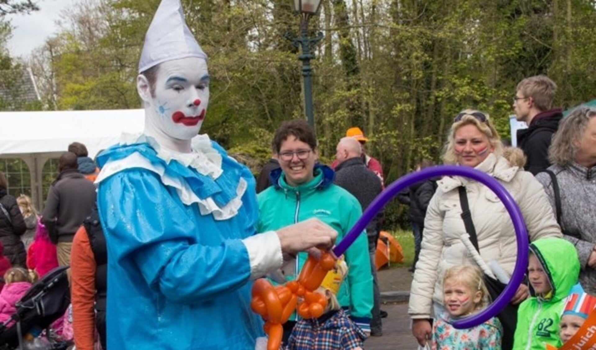 Clown Zassie komt graag naar Zoetermeer. Na een jaartje te hebben overgeslagen zal hij dit jaar opnieuw de leukste fratsen vertonen en balloncreaties goochelen! Foto: Ernst van Erkelens Koningsdag 2015