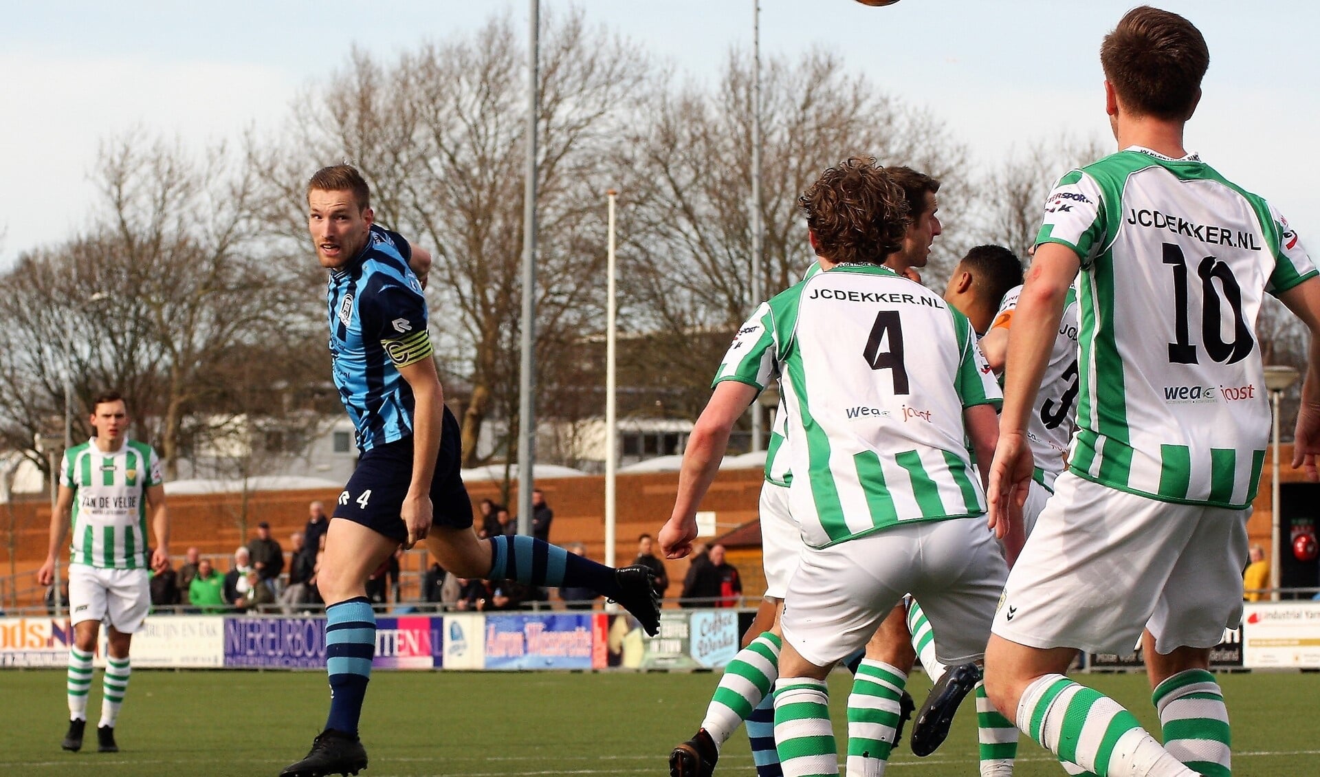 Met 10 man kopt Mike de Graaf (Forum Sport) de 2-1 binnen tegen top 3 club Kloetinge (foto: AW).