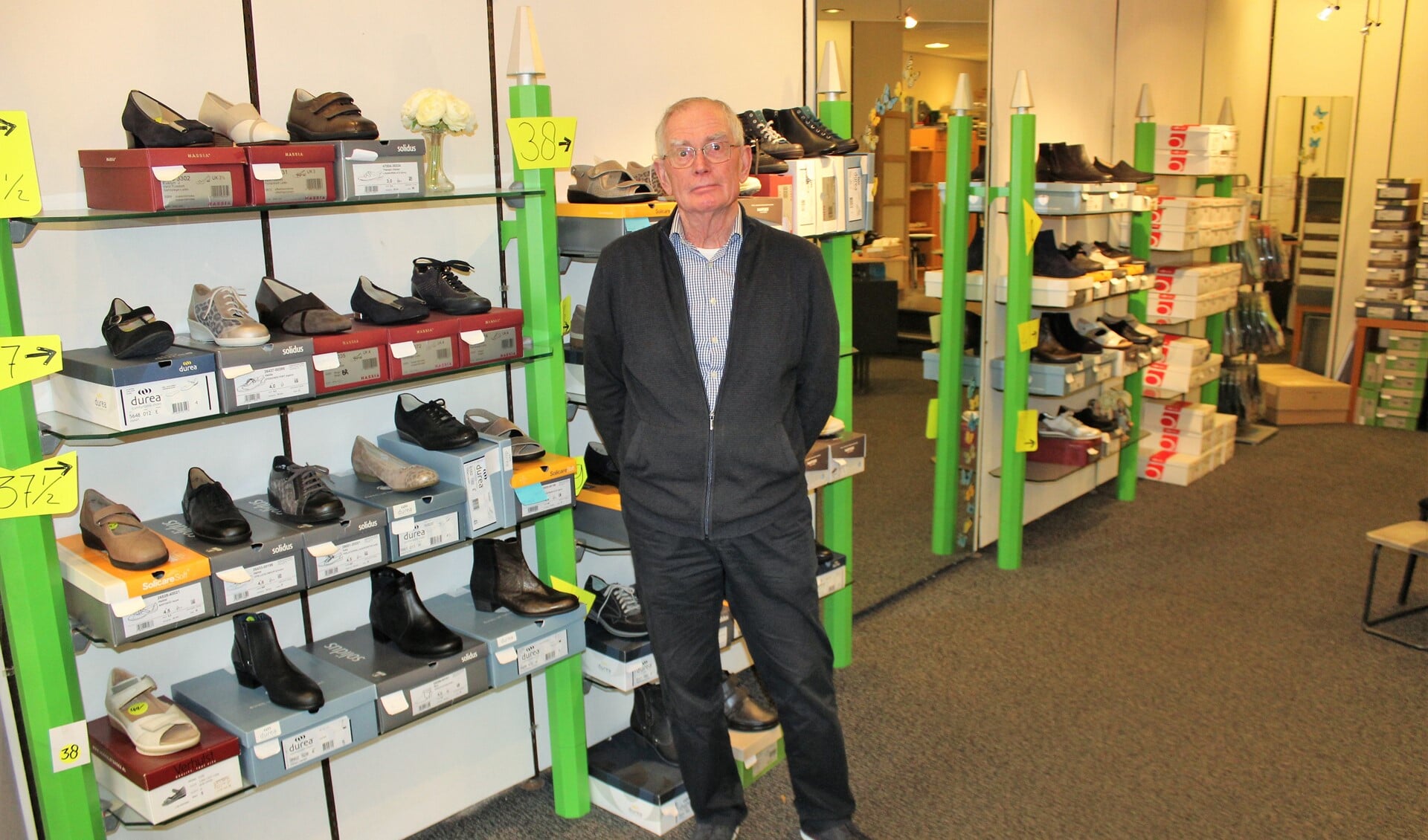 Frans Aarts sluit volgende week zaterdag de deuren van zijn schoenenwinkel en podologiepraktijk aan de Damlaan in Leidschendam (foto/tekst: DJ). 
