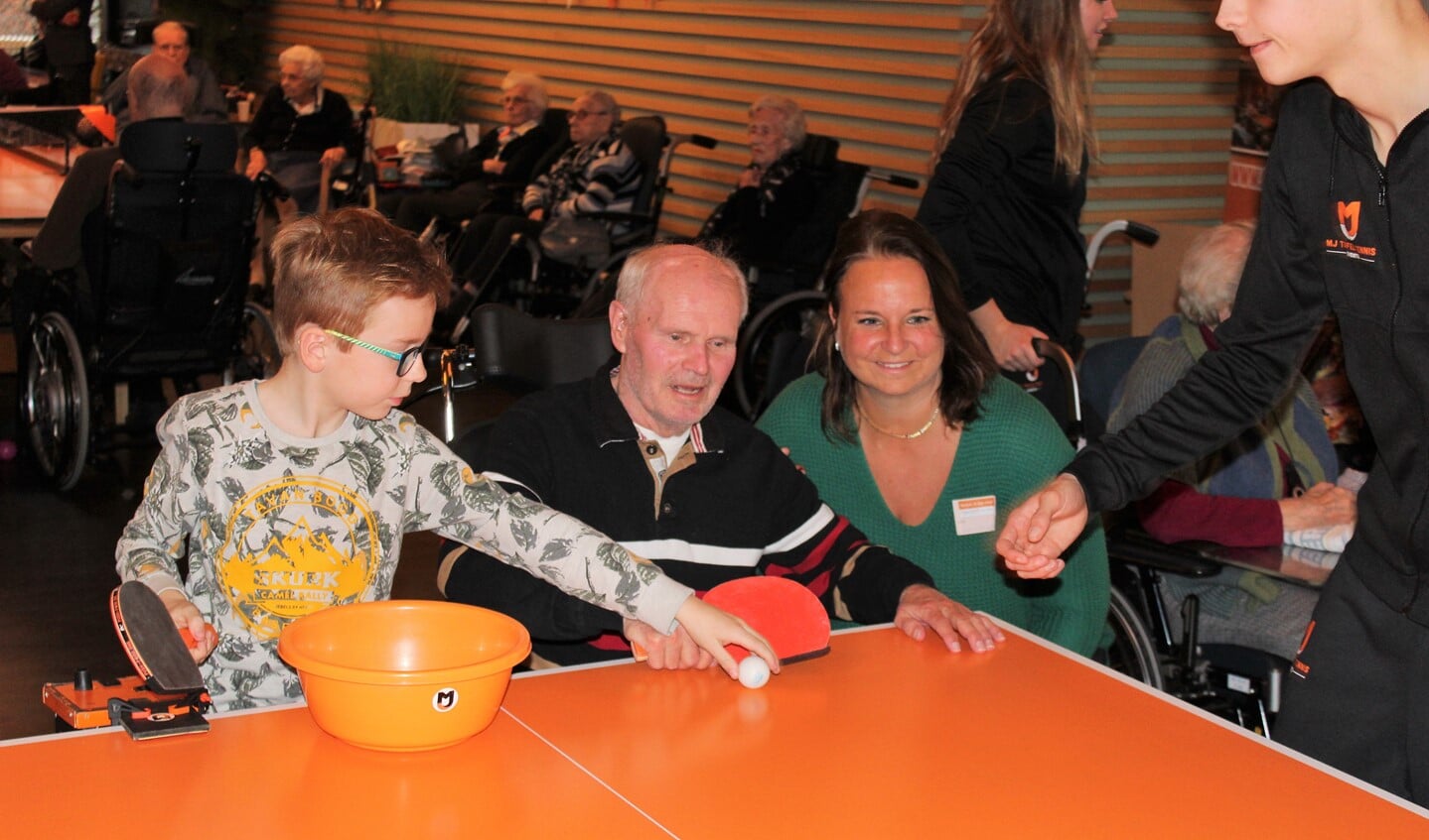 Wethouder Nadine Stemerdink was actief in Het Anker bij het tafeltennissen voor de bewoners (foto: DJ).