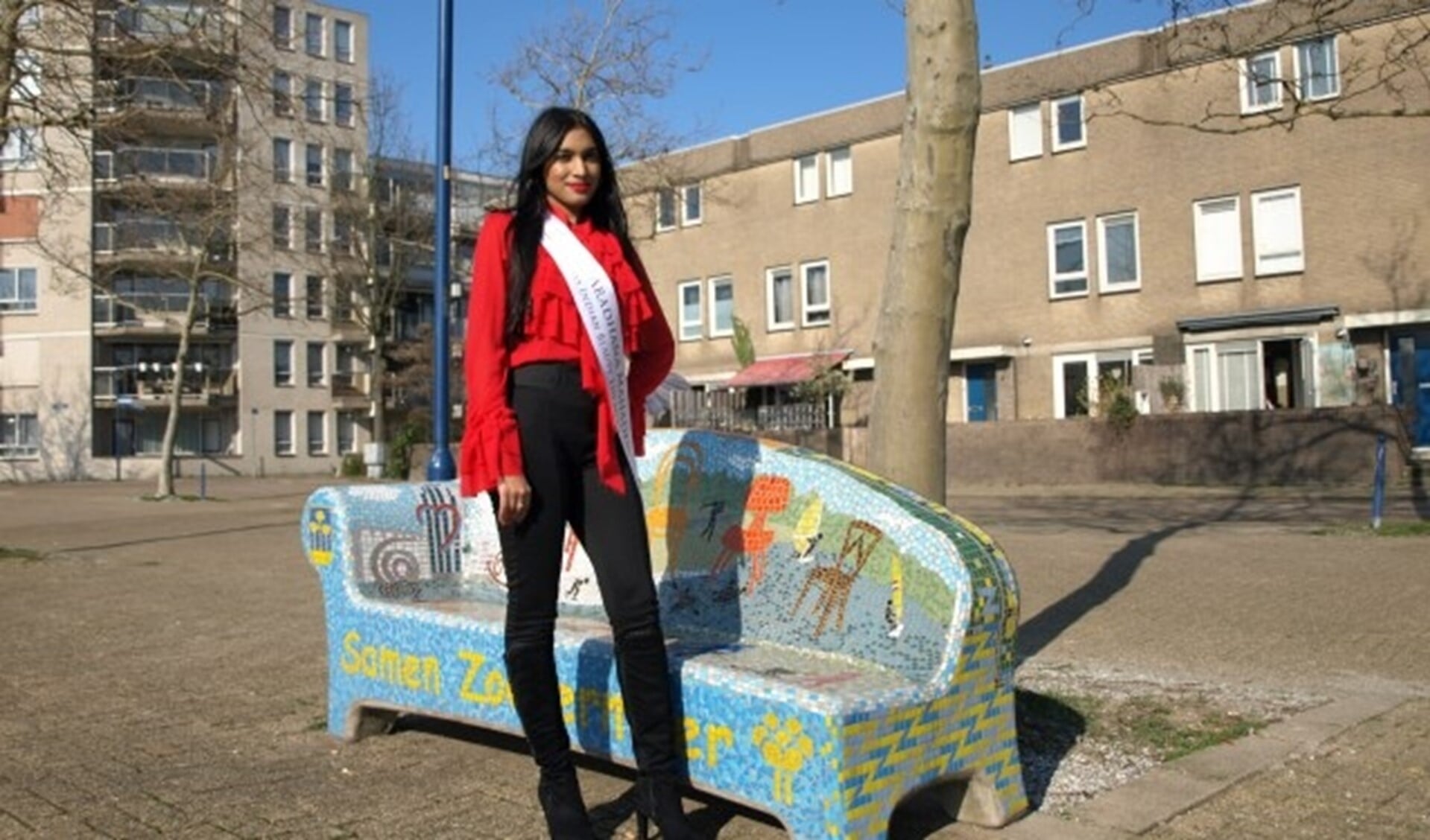 Aradhana Mahadew staand voor de social sofa aan het Marseillepad. Ze draagt haar 'Miss - sjerp' die zij ontving op de inauguratie op 9 februari. Foto: Simone Langeveld