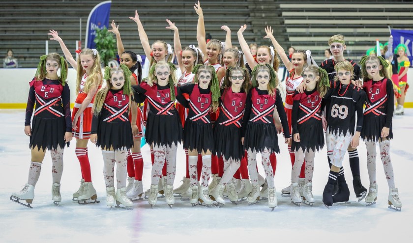 Zoetermeer is weer Nederlands Sportkampioenen rijker. Het trotse team van de Zoetermeerse Kunstrijvereniging De IJsvogels. Foto: Piet van Es, pietures.nl