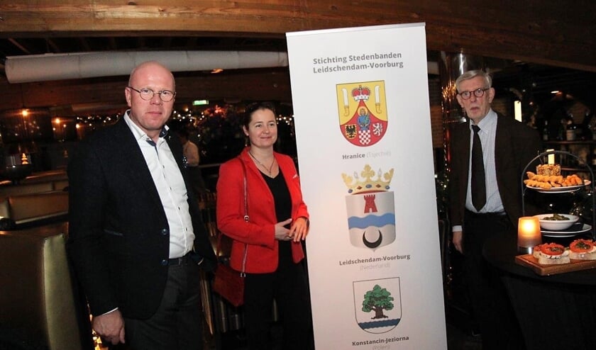 De burgemeester ontvangt de ambassadeur van Polen in december. Toen leek er nog geen vuiltje aan de lucht (foto: Ap de Heus).