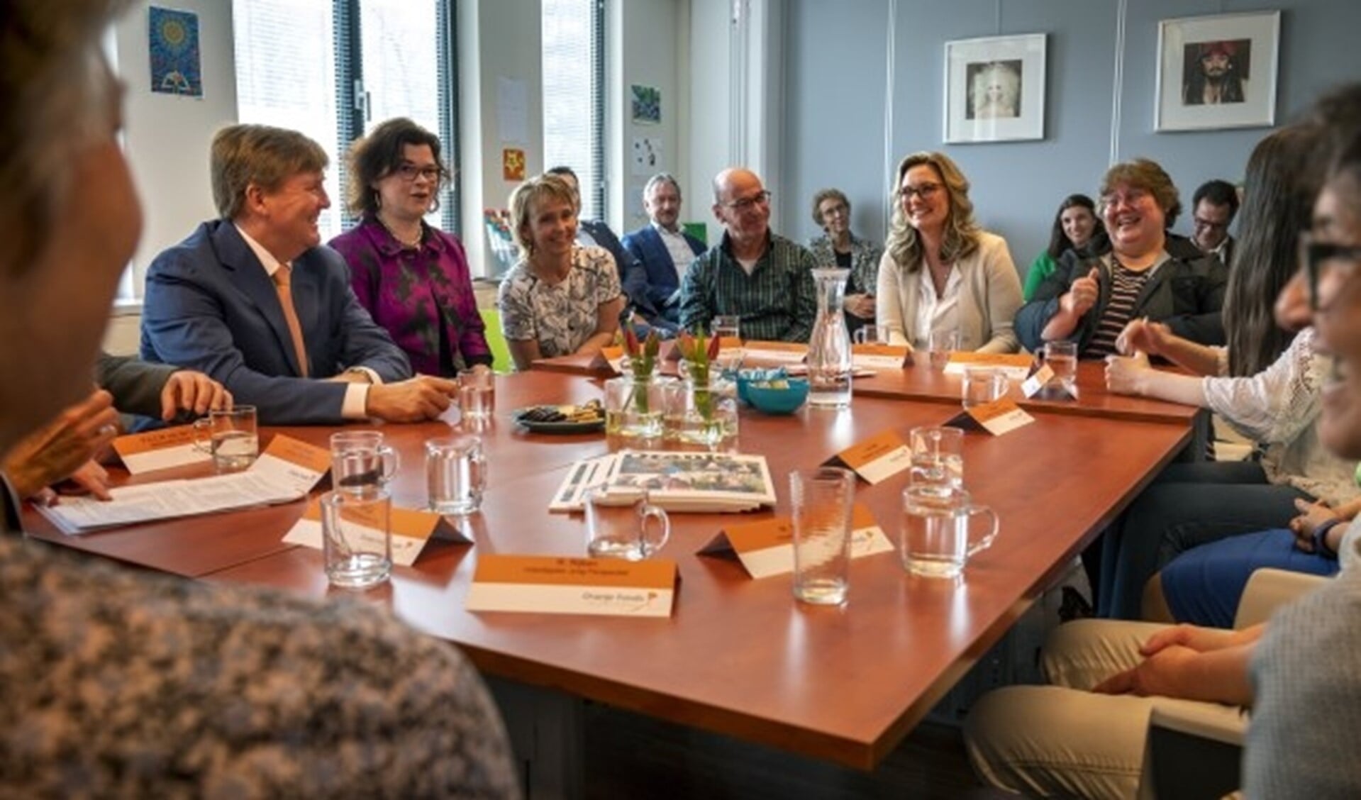 Aan tafel ging koning Willem Alexander op ontspannen wijze in gesprek met de vrijwilligers van het project. Foto: Bart Homburg