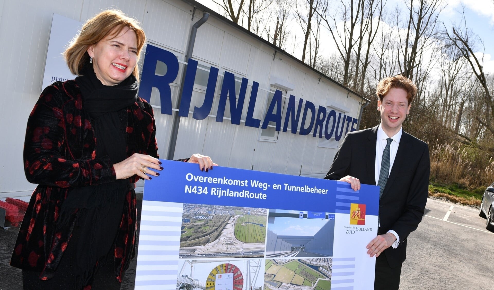 Minister Cora van Nieuwenhuizen en gedeputeerde Floor Vermeulen bij de ondertekening van de beheerovereenkomst van de tunnel (foto: PZH). 