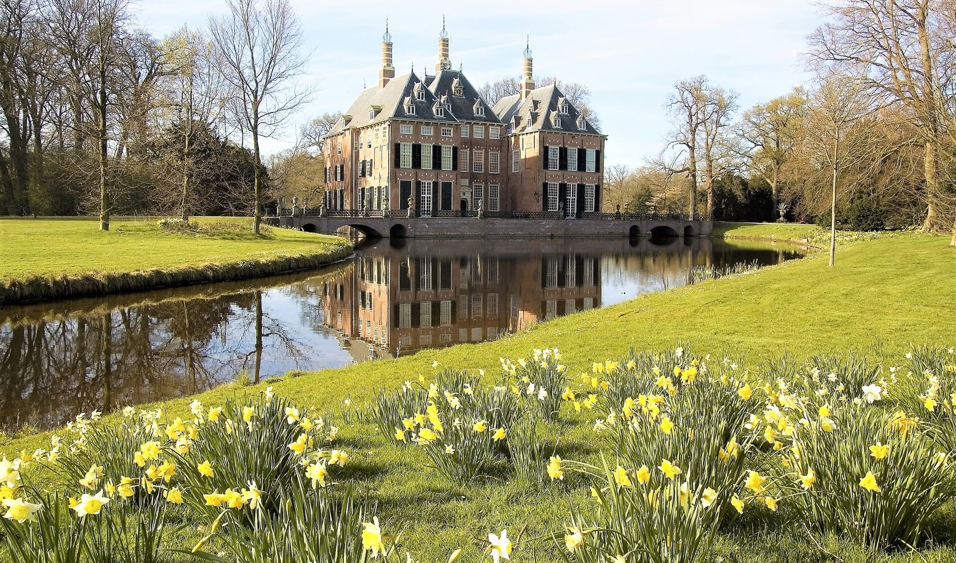 De tuin bij kasteel Duivenvoorde met narcissen op de voorgrond (foto: pr Stichting Duivenvoorde).