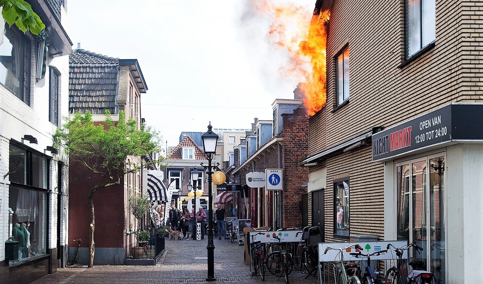 De uitslaande brand aan de  Parkweg/Wielemakersslop in Voorburg (foto: Hilbert Krane).