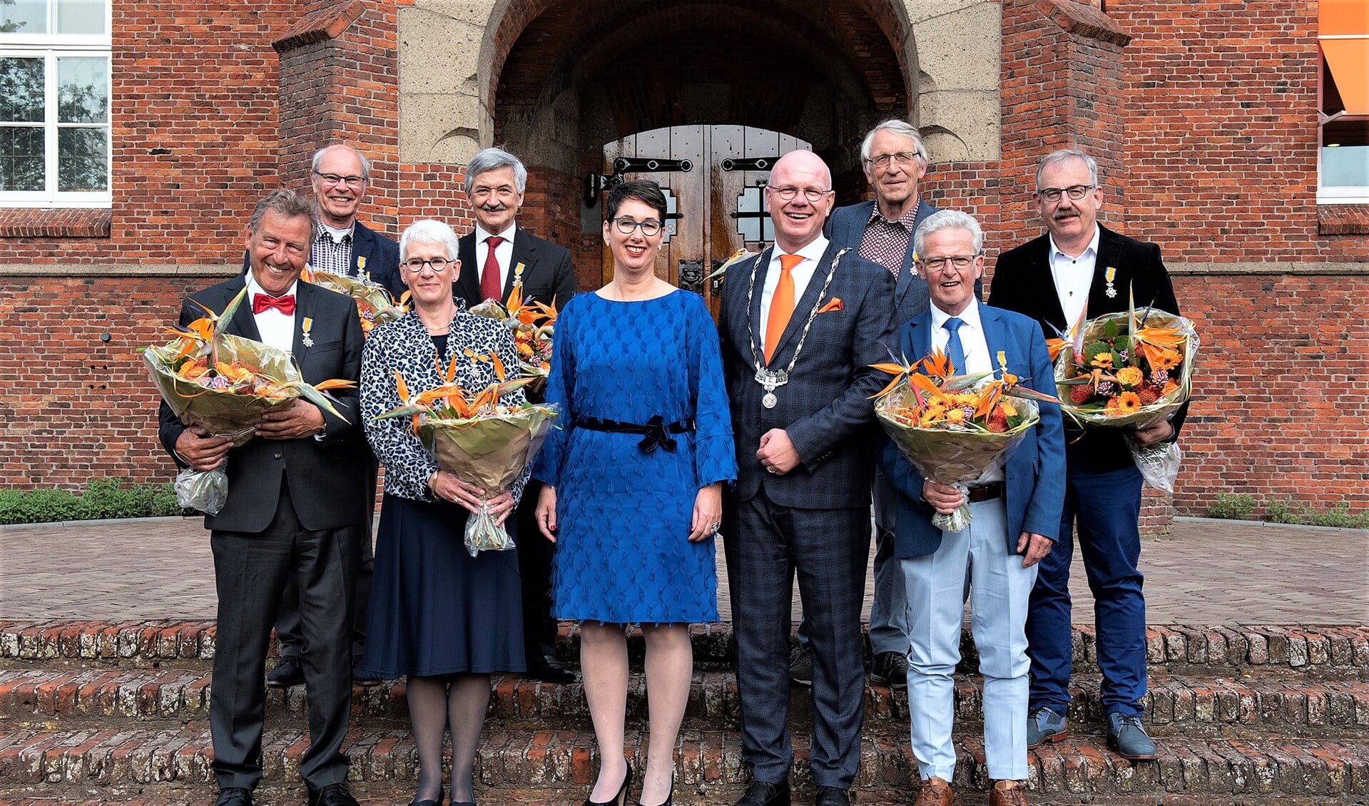 Statieportret van burgemeester Klaas Tigelaar en zijn echtgenote, geflankeerd door de aanwezige gedecoreerden (foto: Michel Groen).