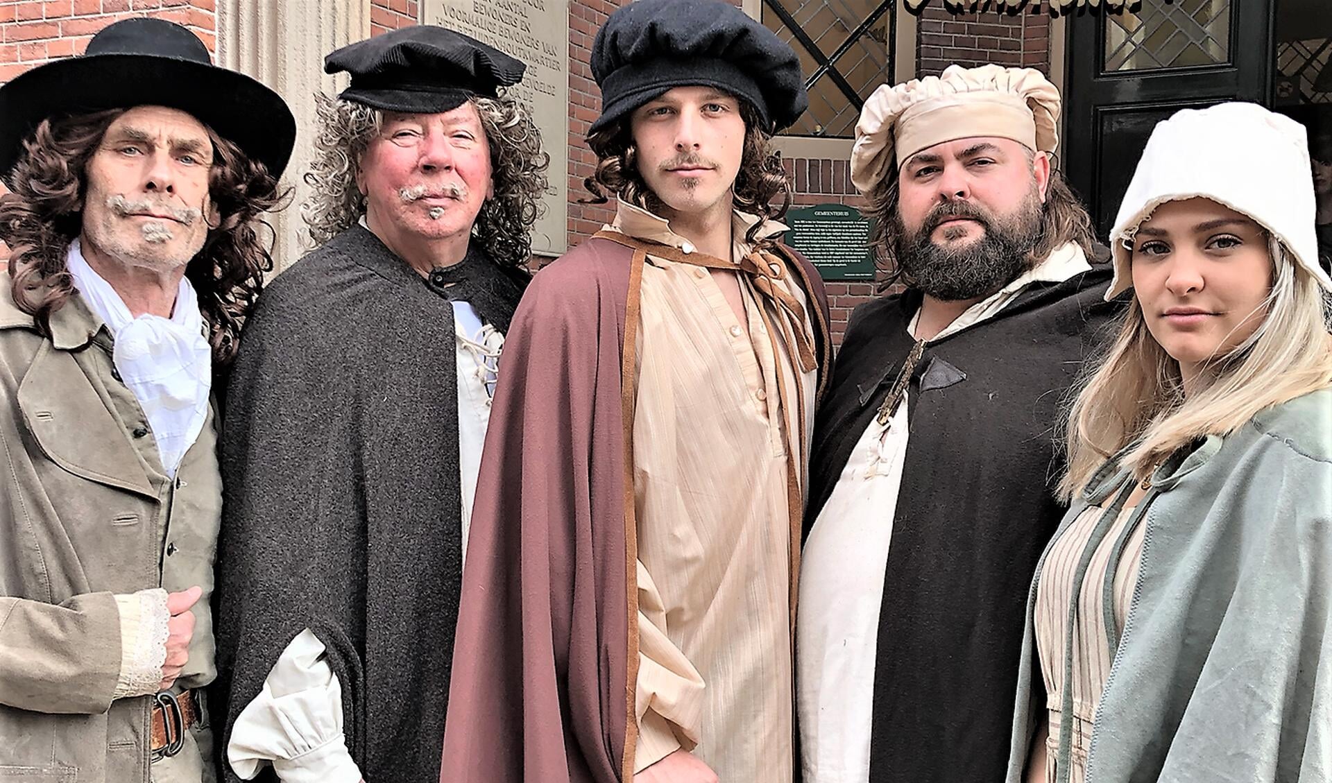 De cast van de voorstelling over Huygens en Rembrandt in Huygenskwartier van Evenblij Theater (foto: pr).